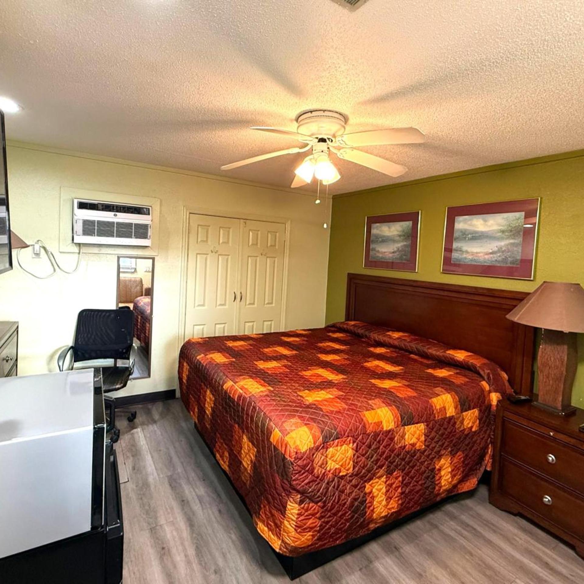 غرفة بسرير كينج للمدخنين، Riviera Motel Elba Near Enterprise US 84 3/7