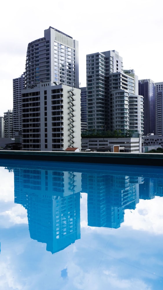 Tints of Blue Hotel 42/50