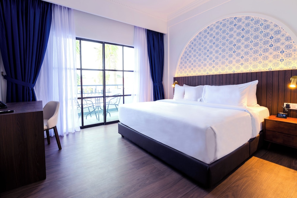 LUXURY, KING BED, COURTYARD AREA