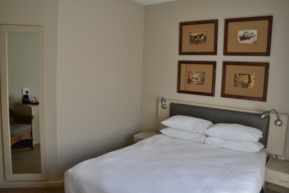 Elephant Springs Hotel &amp; Cabanas 24/80