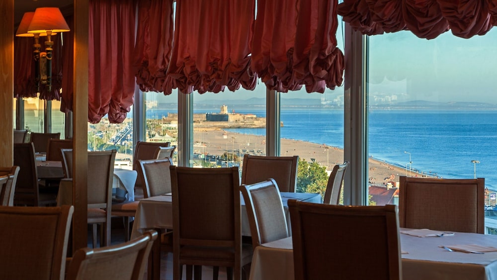 Carcavelos Beach Hotel 47/63
