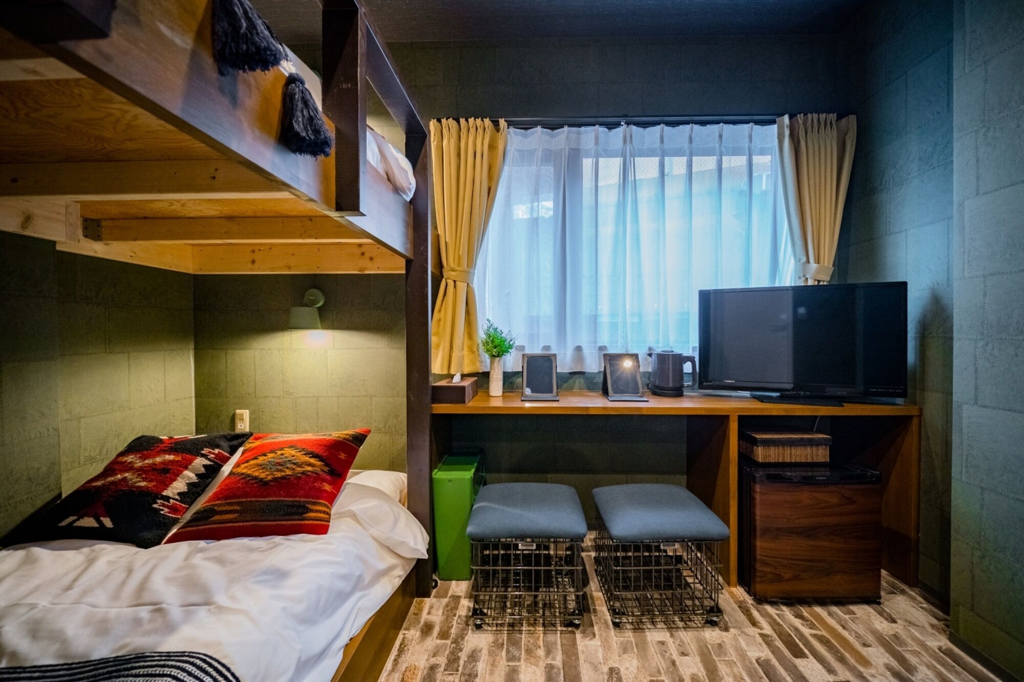 ROOM, QUADRUPLE
