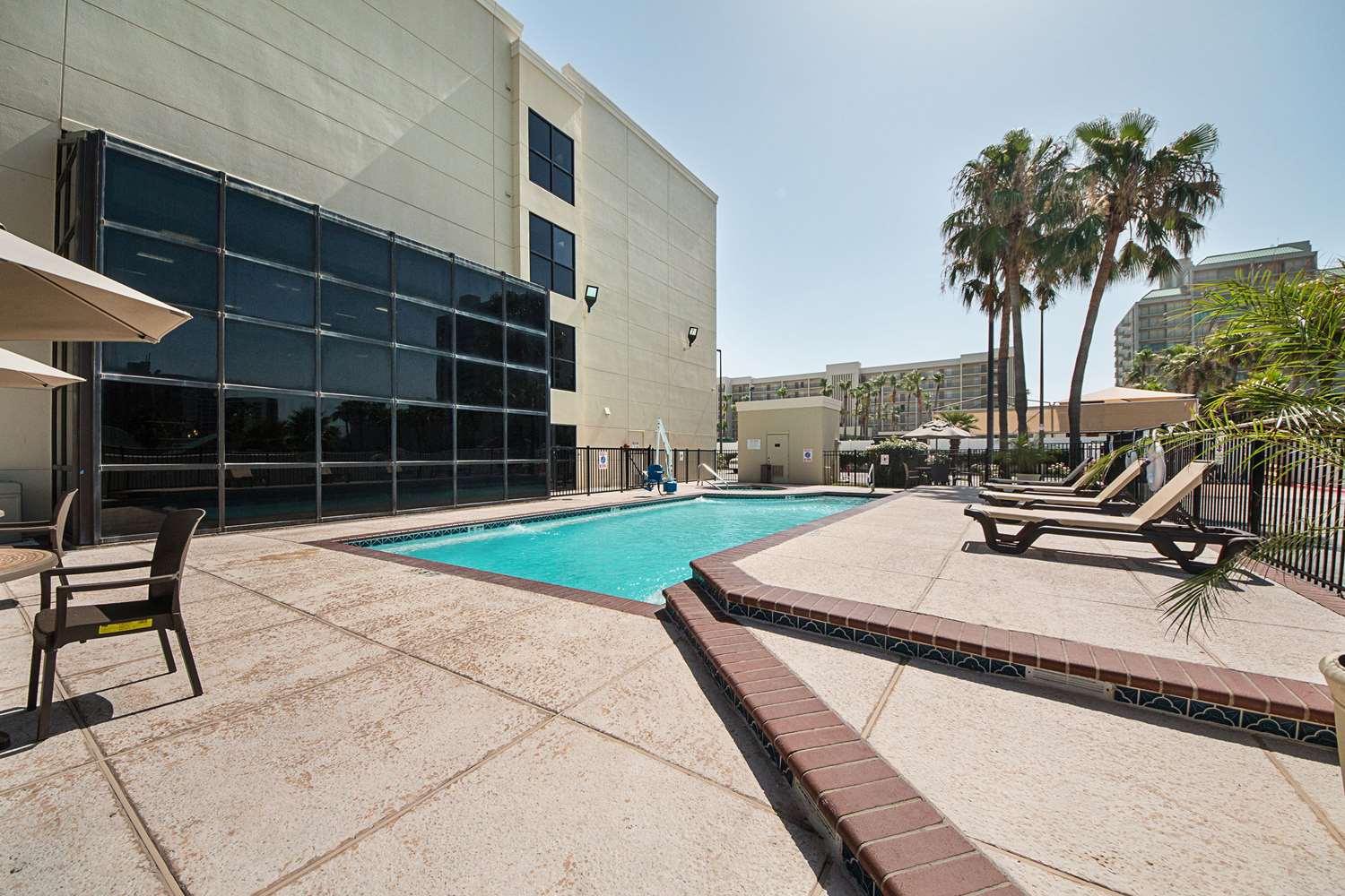 Comfort Suites Beachside 27/44