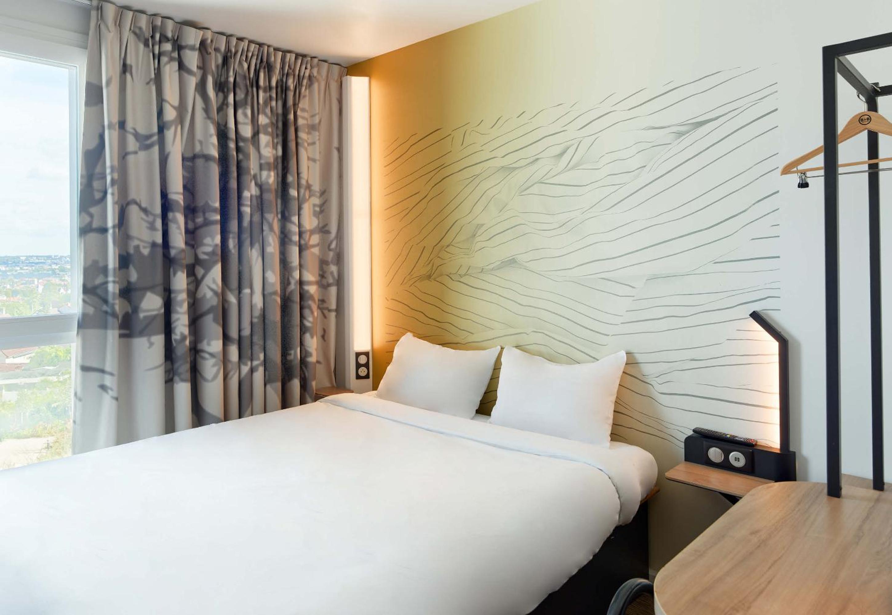 ROOM, QUADRUPLE
