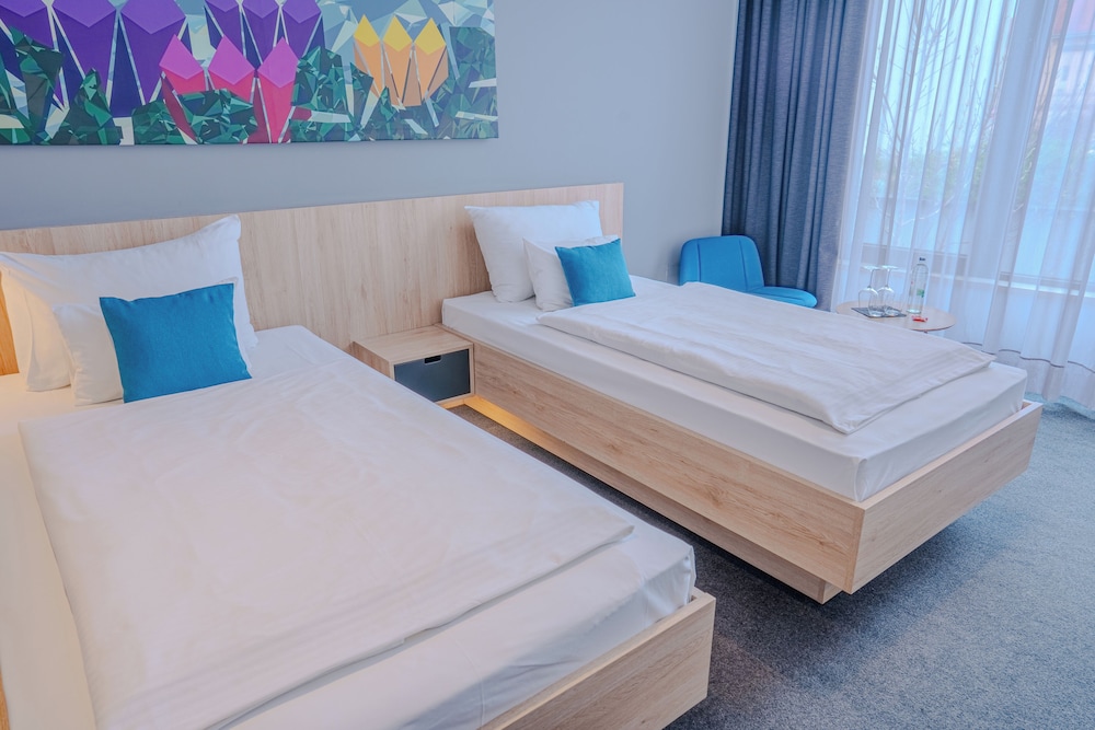 ROOM, TWIN BEDS