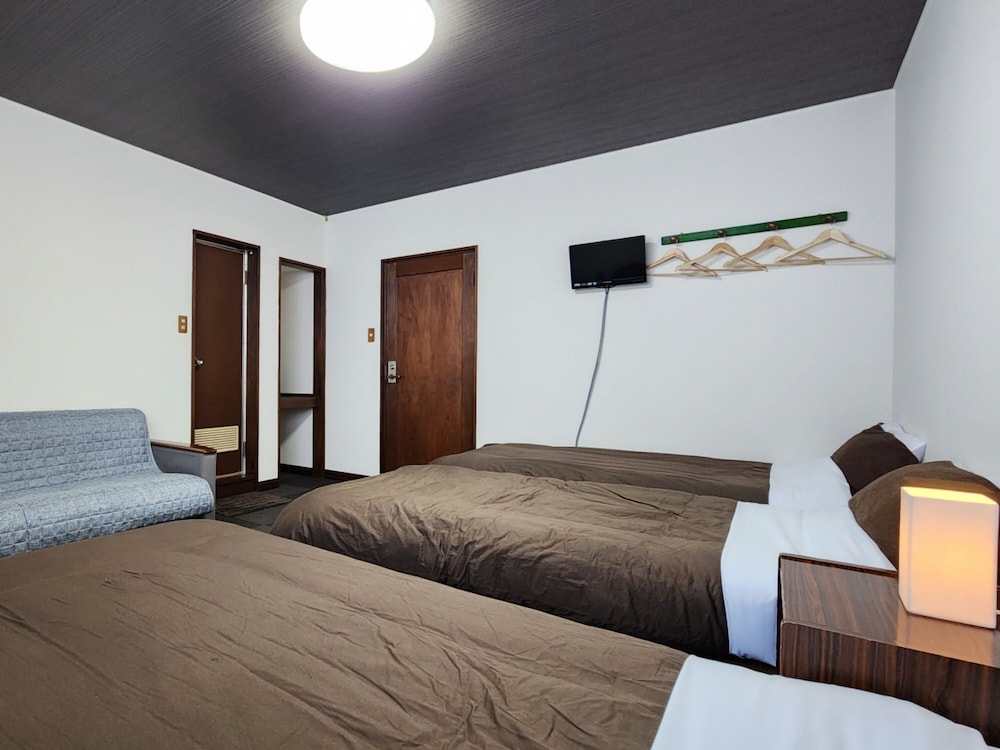 ROOM, TRIPLE, PRIVATE BATHROOM