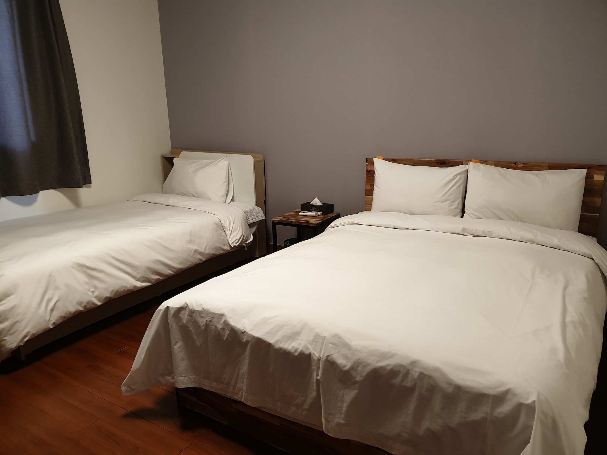 ROOM, TWIN BEDS