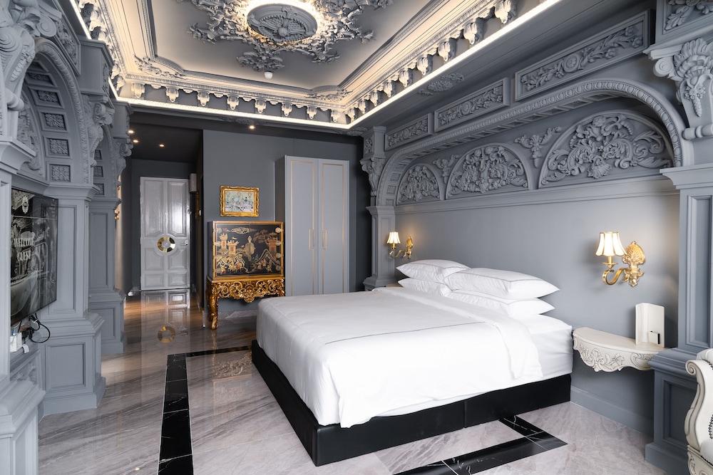 Palatial Mixed Dorm, VIP