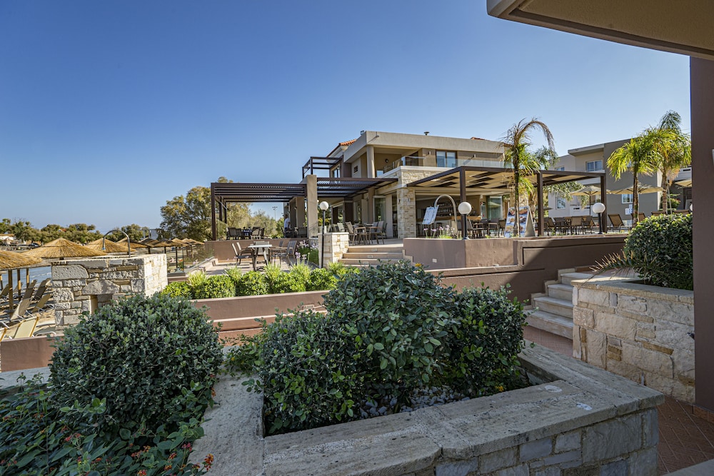 Golden Bay Suites 6/67