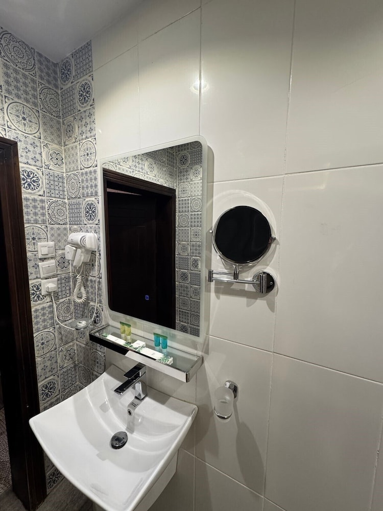 Rose Land Hotel 56/60