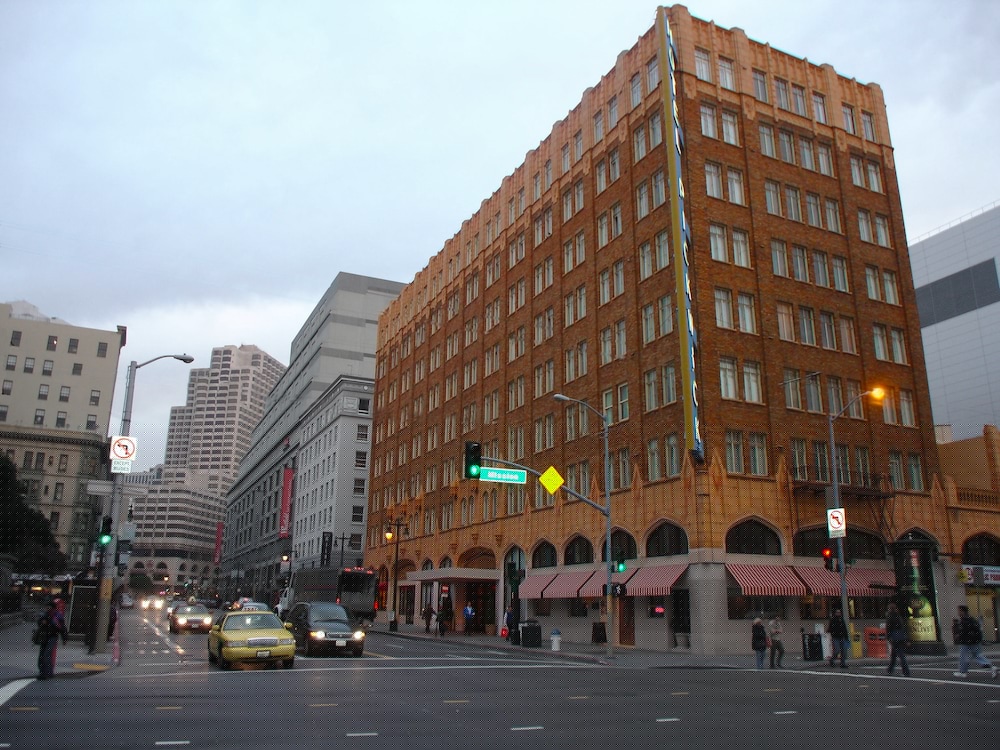 The Pickwick Hotel 8/62