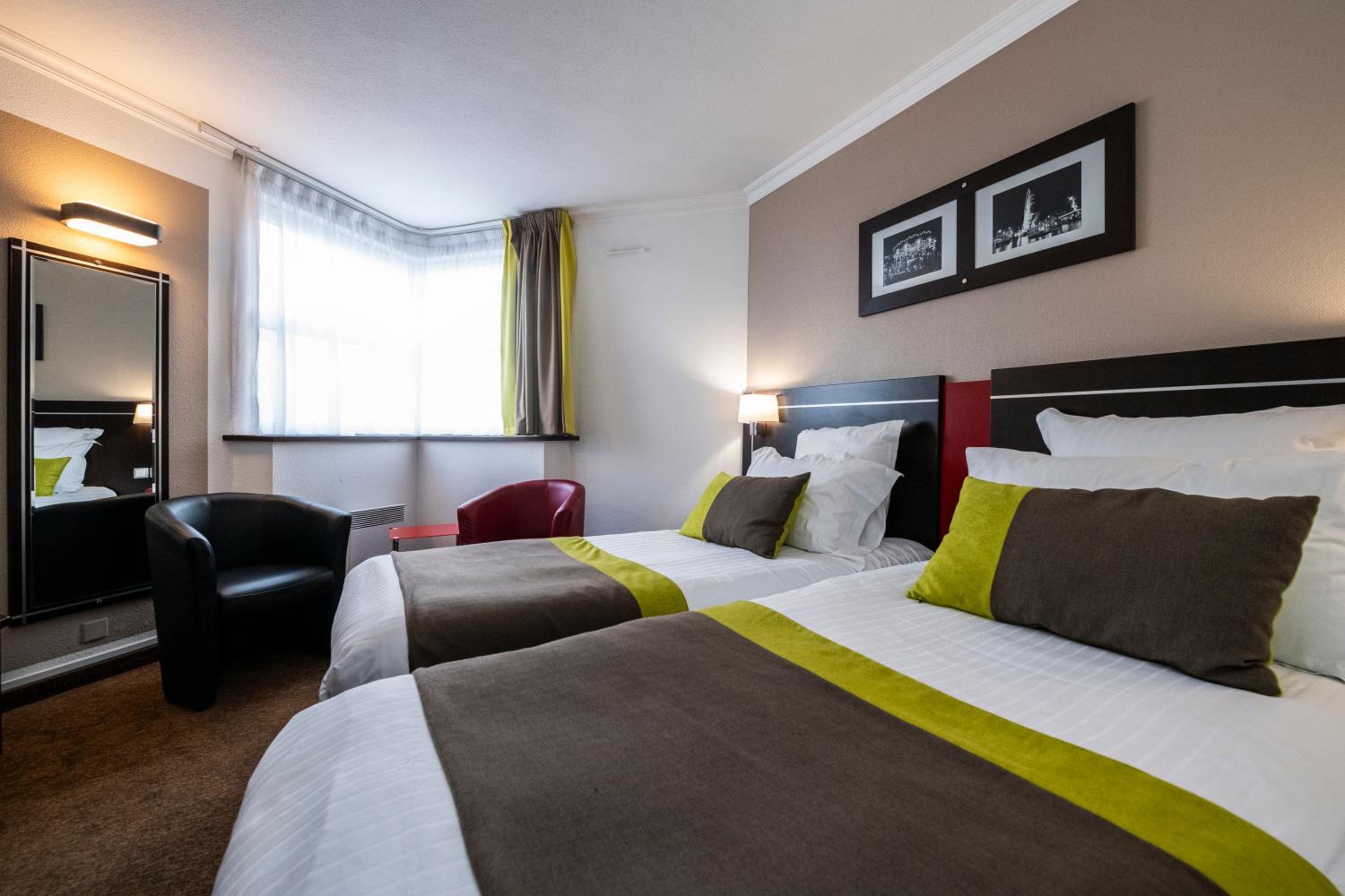Room, Twin Beds, Four Points by Sheraton Reims Cathedrale 4/10