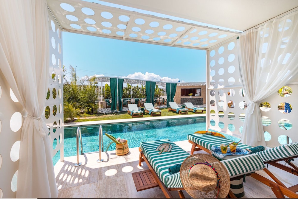 THE XON HOTEL 21/50