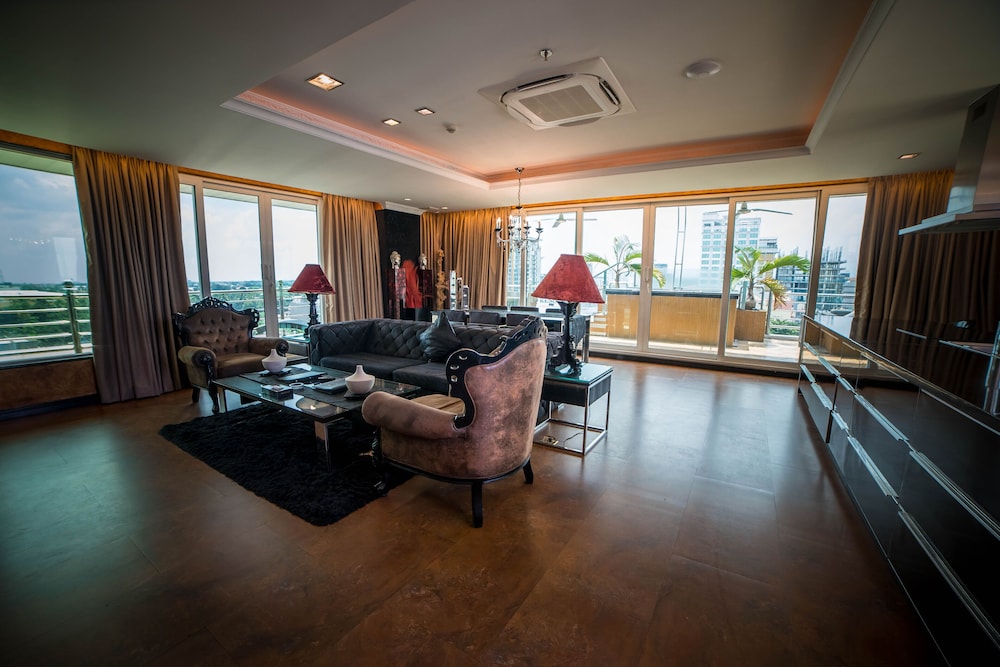 Fields Plaza Suites 47/65