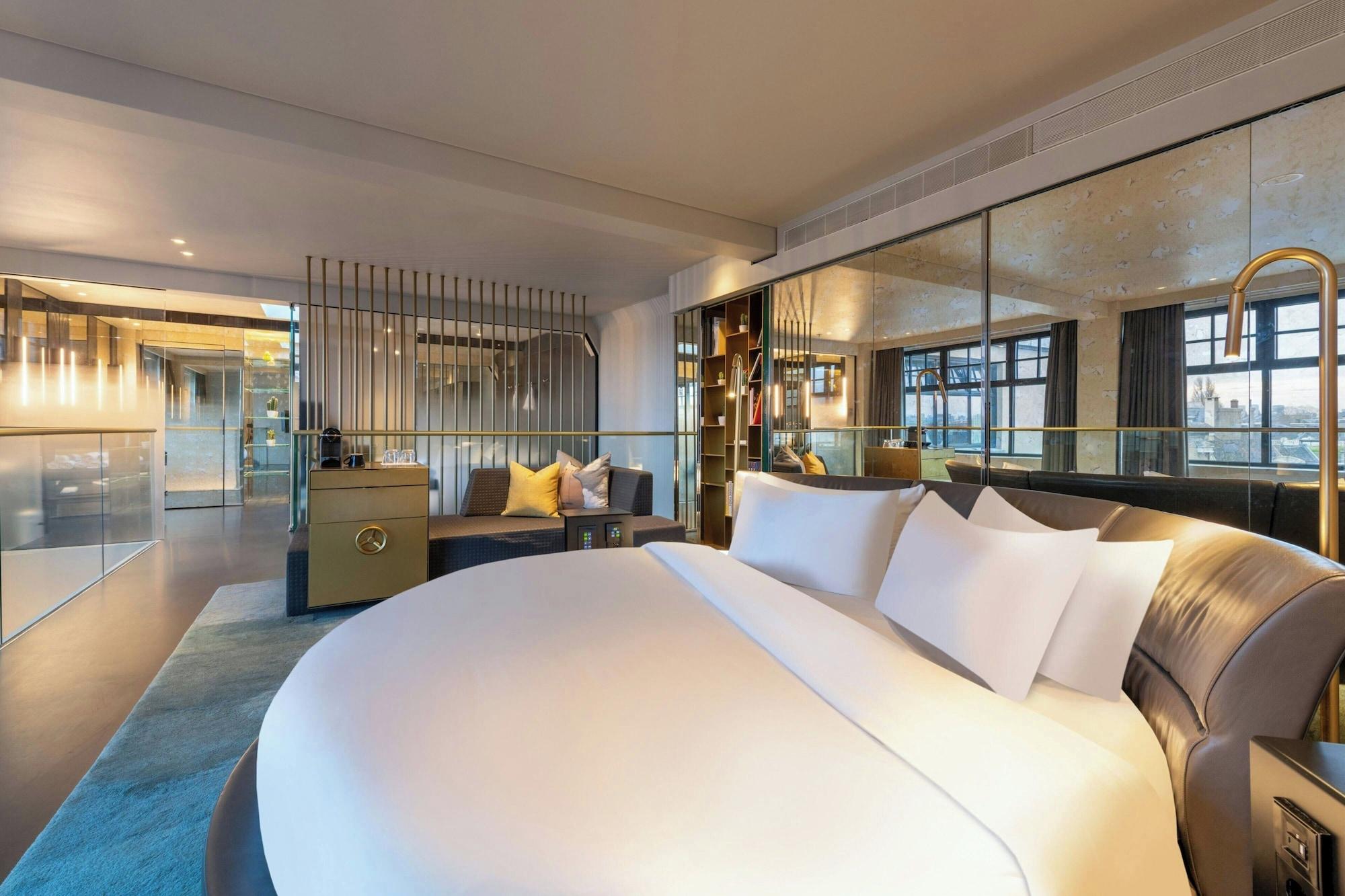 Bank, Penthouse