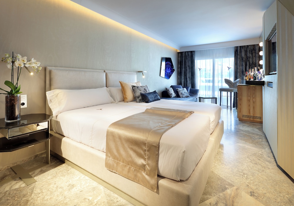 Superior, Twin Beds, Station View, Sofa