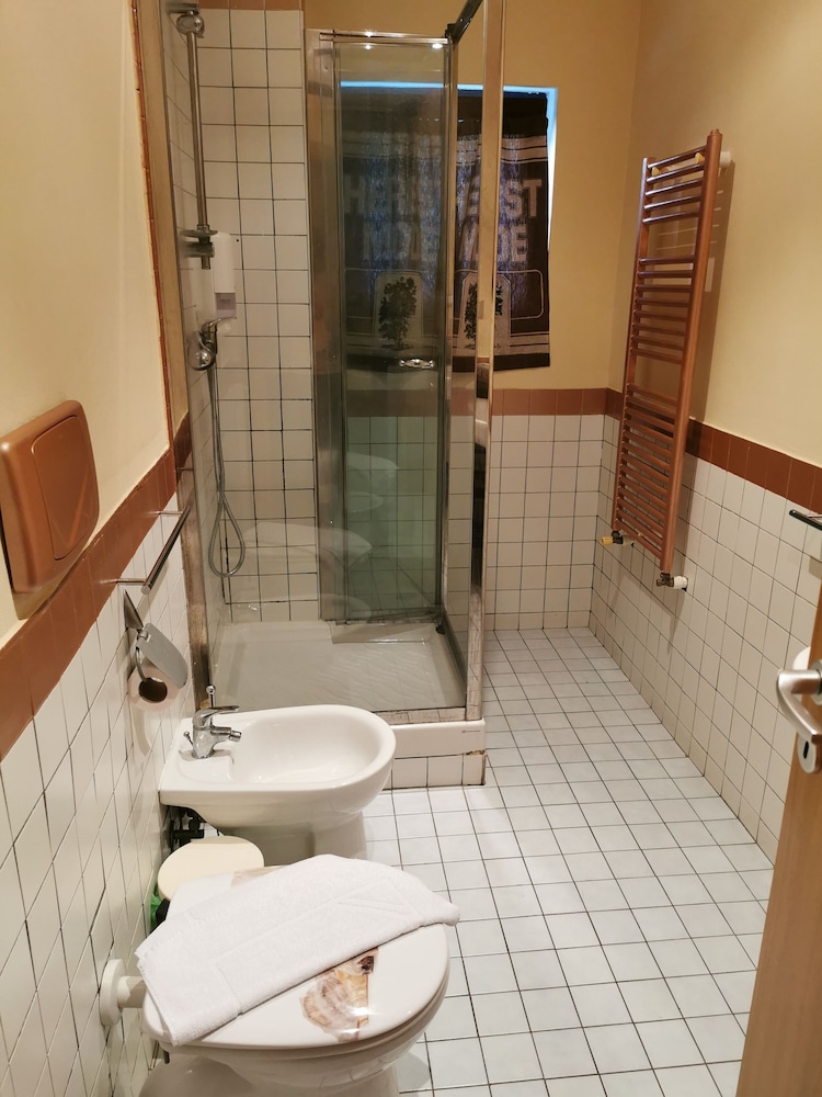 PRINCE RESIDENCE(FORMERLY VESUVIO PRICE RESIDENCE APARTHOTEL) 73/75