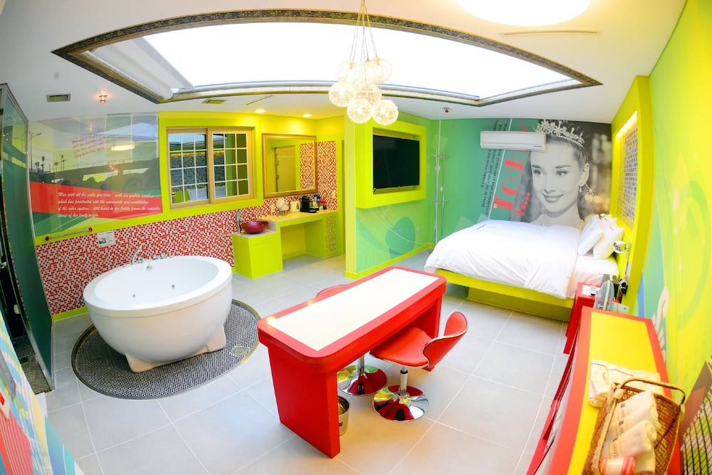 Sugar Hotel 36/50