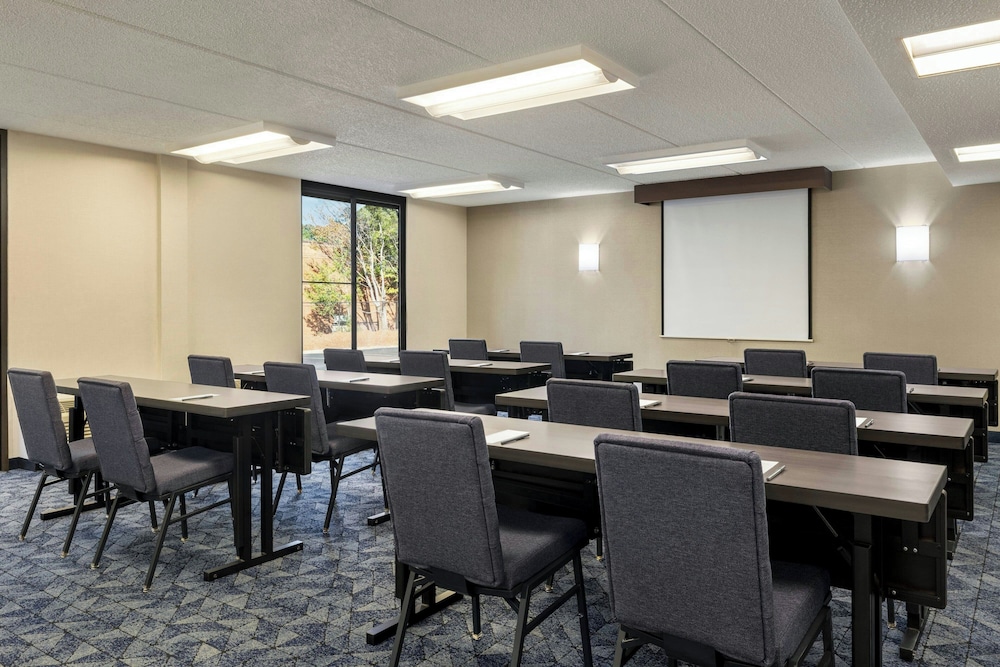 Courtyard by Marriott Atlanta Northlake 34/50