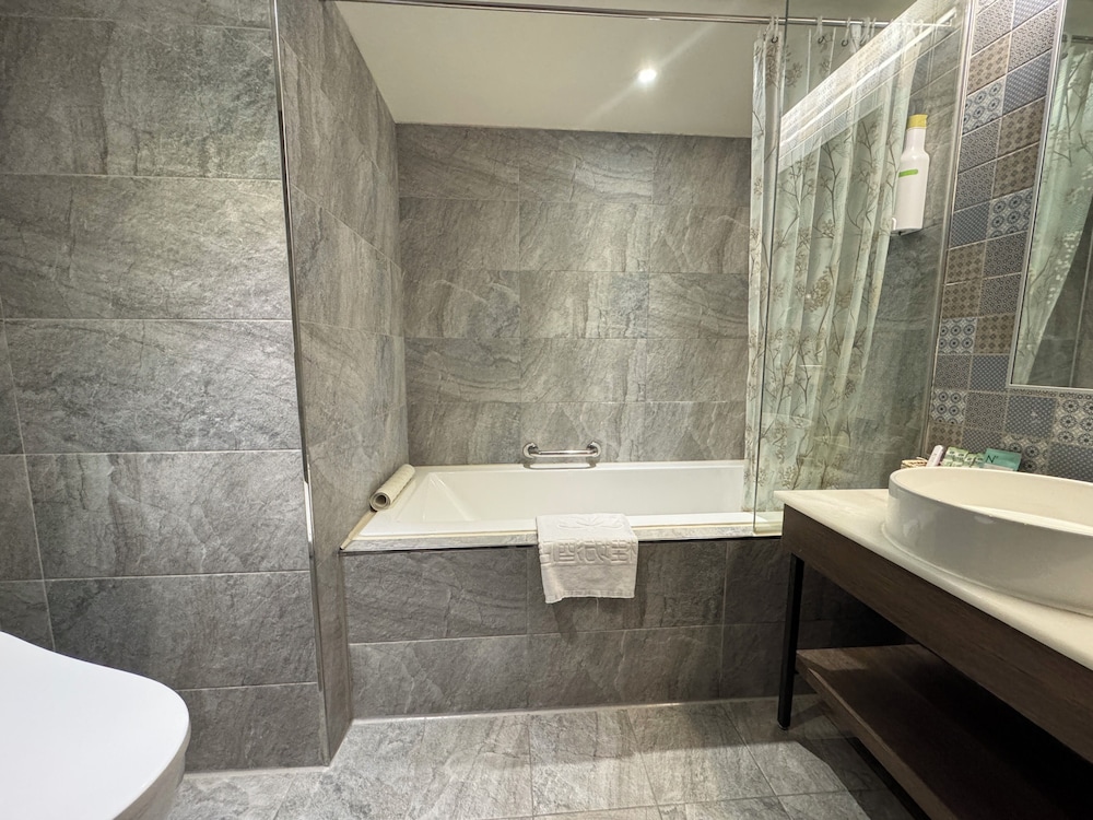 Lan Kwai Fong Garden Hotel 64/66