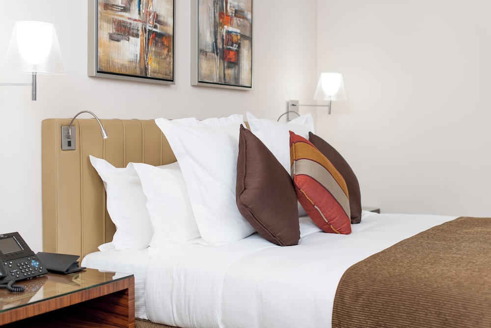 1 Bedroom, Suite, Bath and Shower