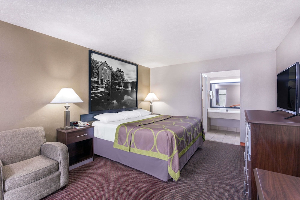 Super 8 By Wyndham Locust Grove 17/30