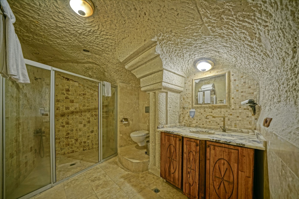 Elysee Cave House 72/100