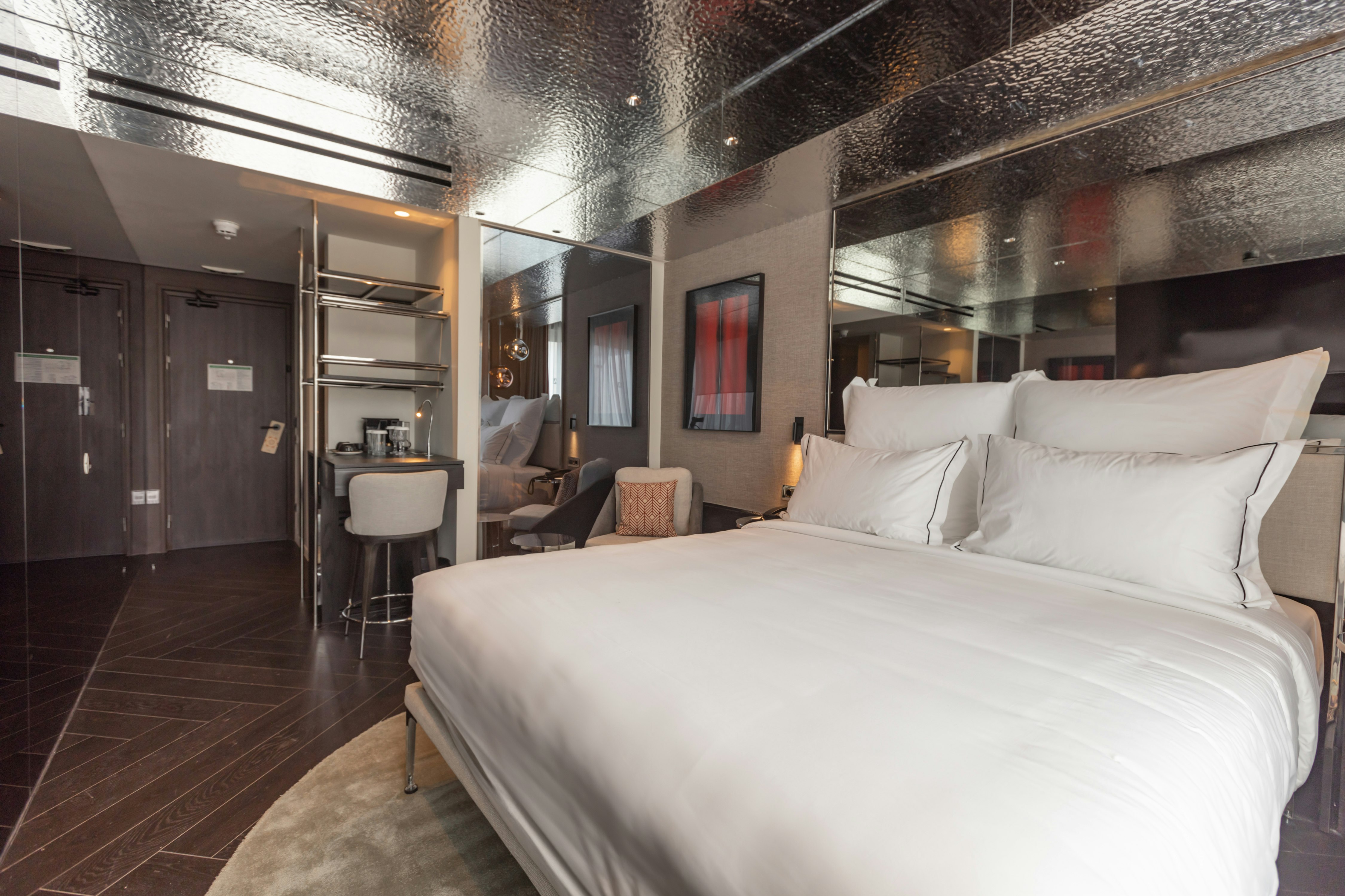 GUEST ROOM, QUEEN BED, BALCONY