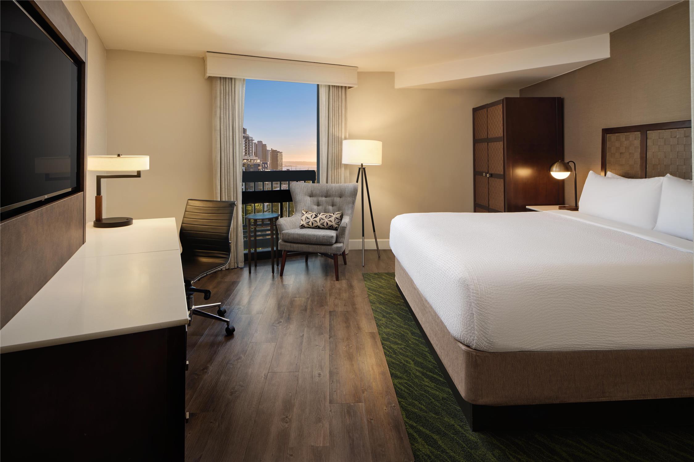 Room, King Bed, Bay View, High Floor