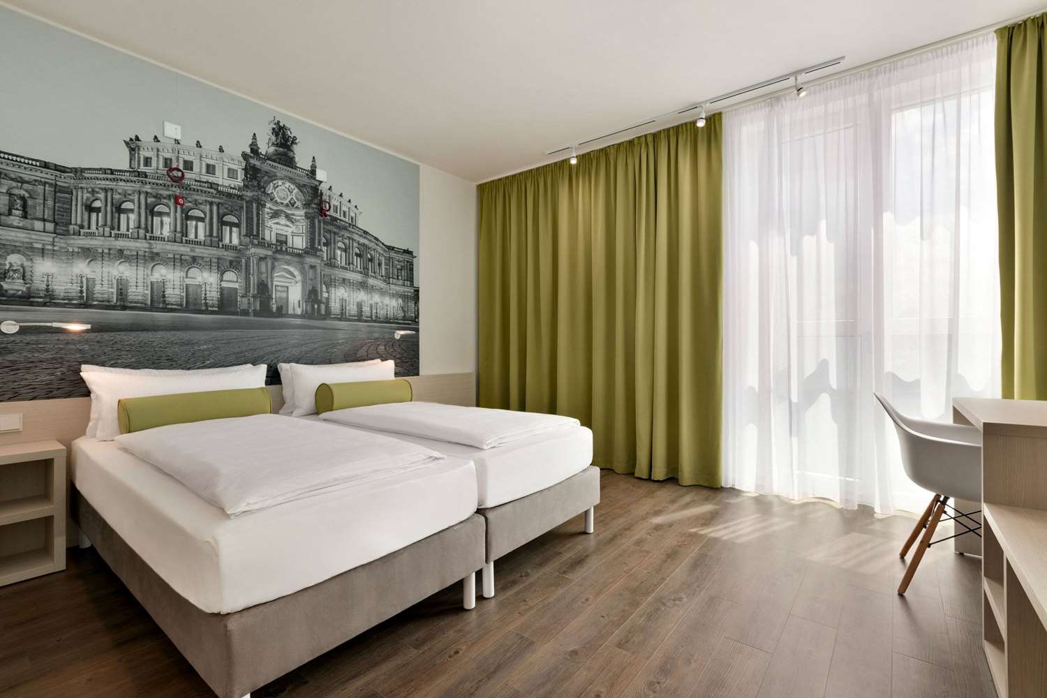 Super 8 By Wyndham Dresden 12/36