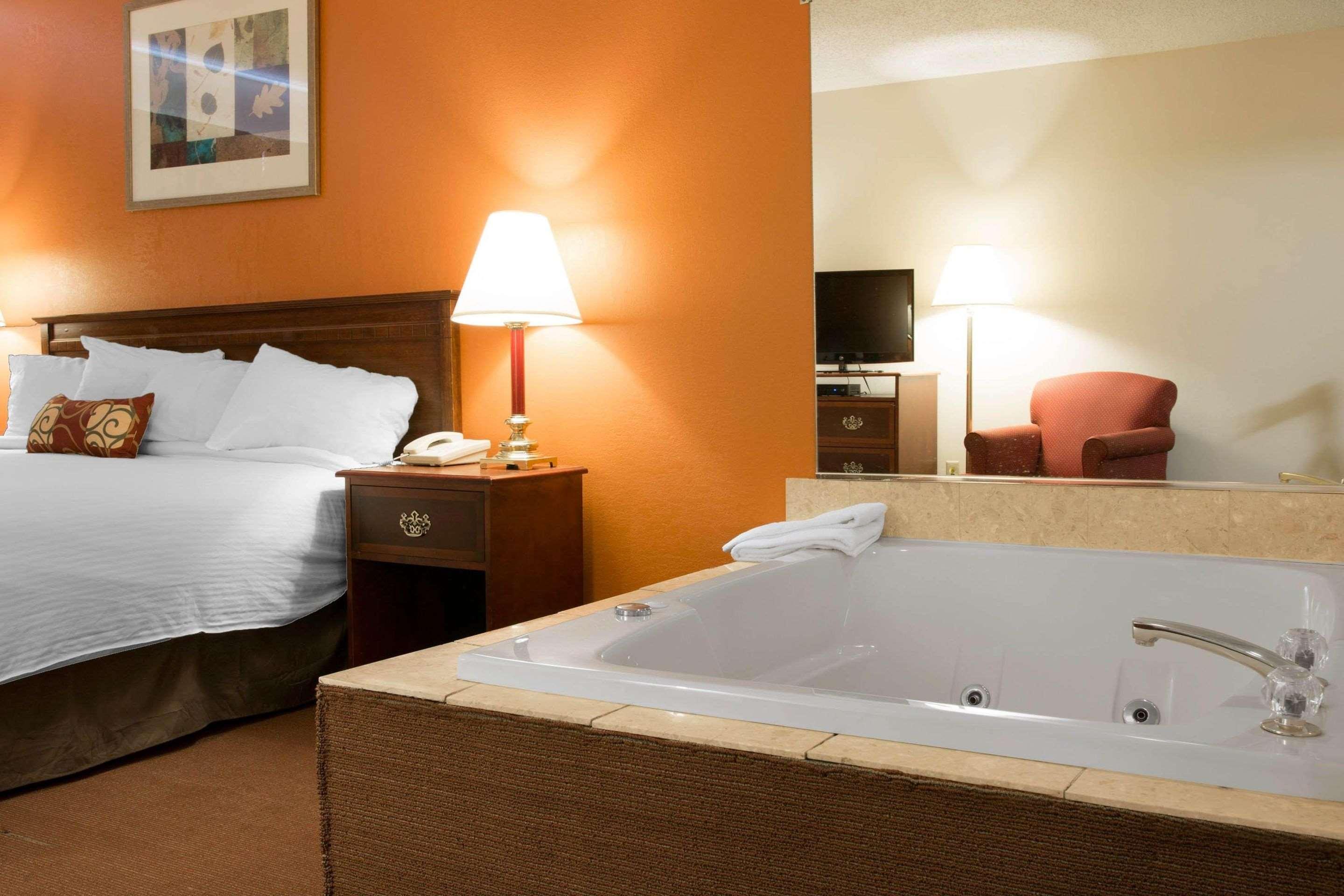 جناح بسرير كينج، Rodeway Inn Muskegon Airport MI 5/5