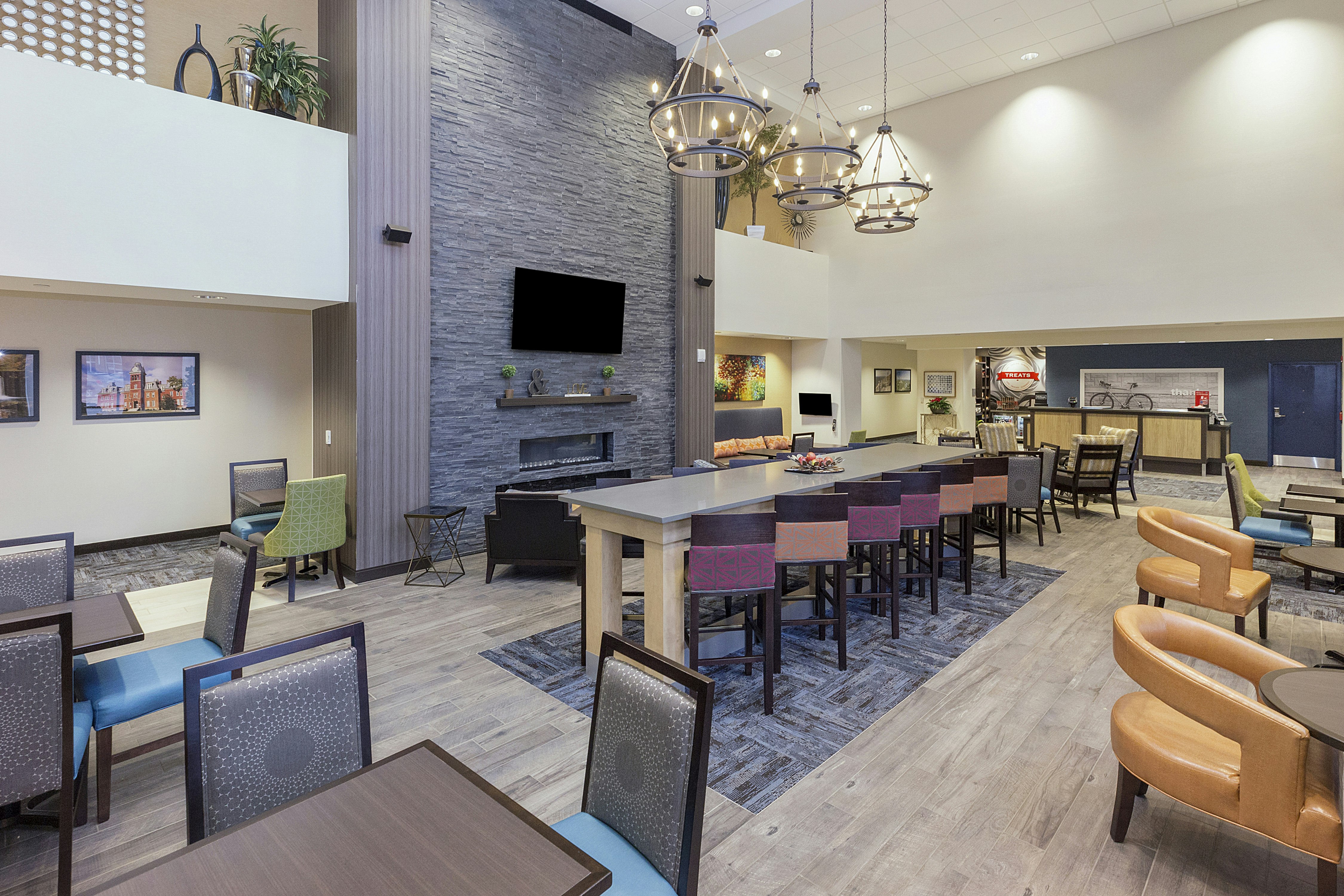Hampton Inn & Suites Morgantown / University Town Centre 17/22