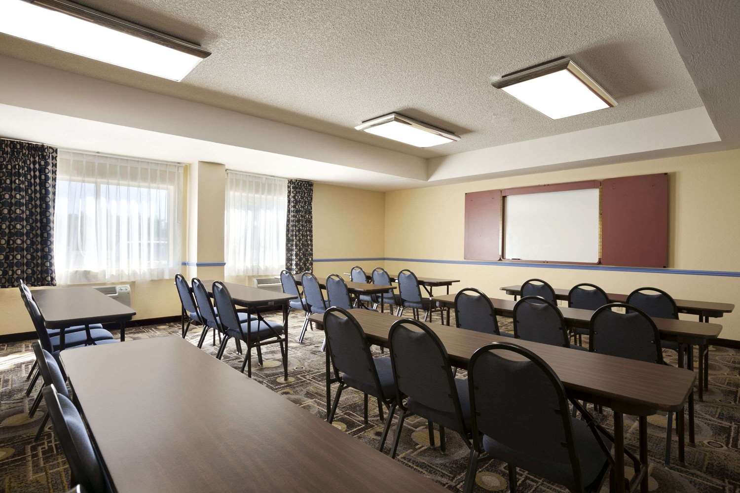 Days Inn & Suites by Wyndham Rancho Cordova 13/19