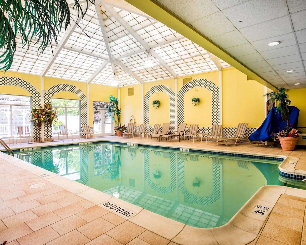 Comfort Inn & Suites Hawthorne NY 65/72
