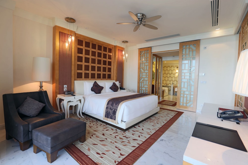 1 Bedroom, Suite, King Bed, Golf Course View, Smoking