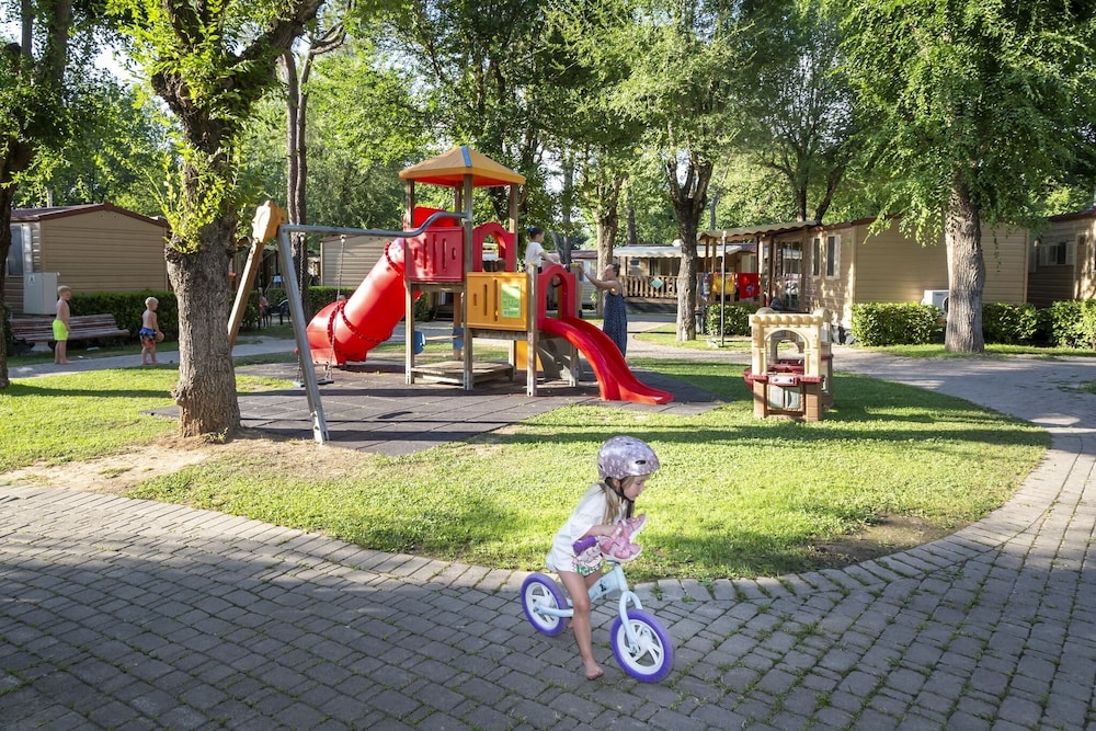 Altomincio Family Park - Campground 40/69
