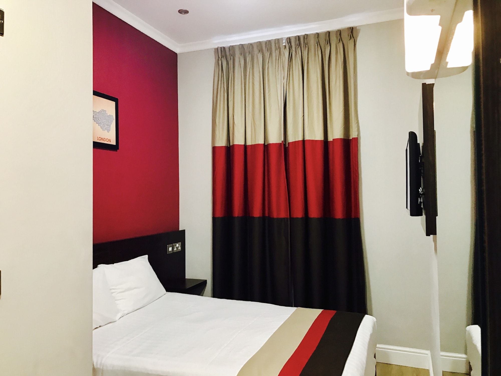 ROOM, DOUBLE BED