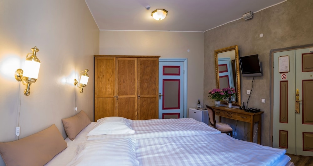 Cru Hotel 8/74