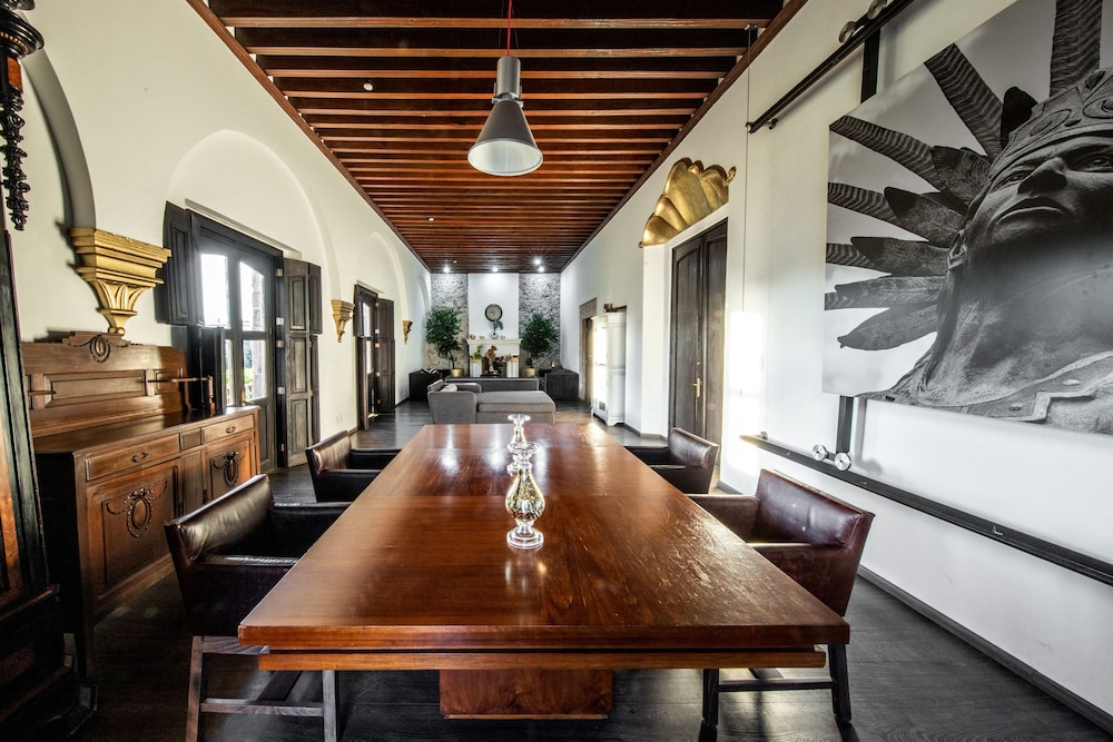 Meson de Santa Rosa Luxury Hotel 65/70