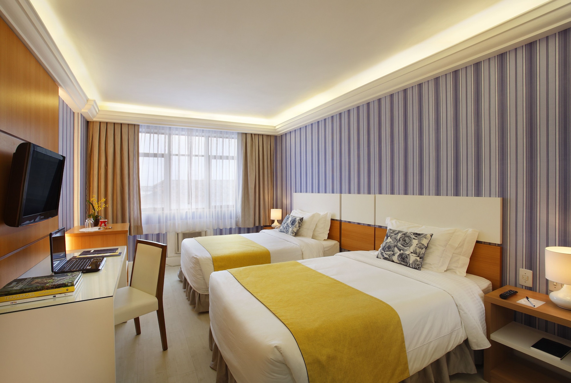 DELUXE, TWIN BEDS