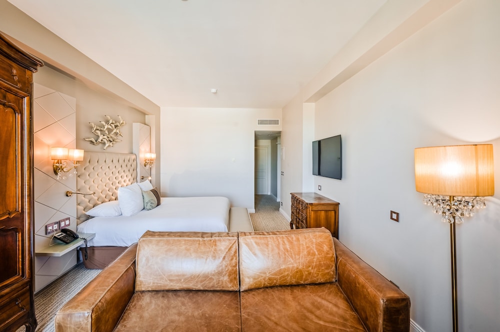 Riviera, Suite, 2 King Beds, Partial Sea View، GRAND HOTEL DES SABLETTES PLAGE, CURIO COLLECTION BY HILTON 6/9
