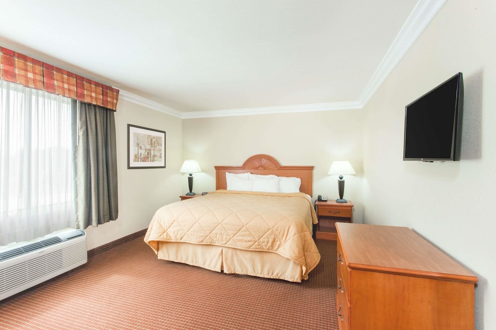 Days Inn by Wyndham Carlsbad 27/45
