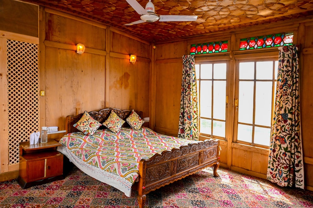 New Golden Flower Heritage Houseboat 10/22