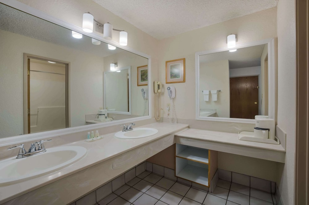 جناح بسرير كوين مع أريكة، Suburban Studios Canon City, CO 6/6