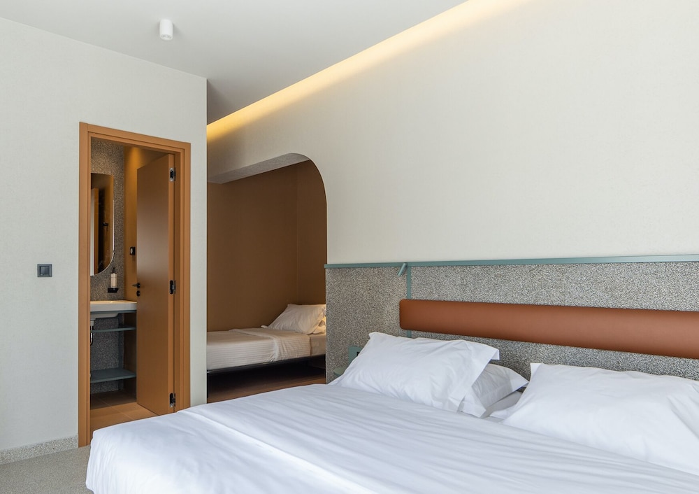 Evripides Hotel 28/69