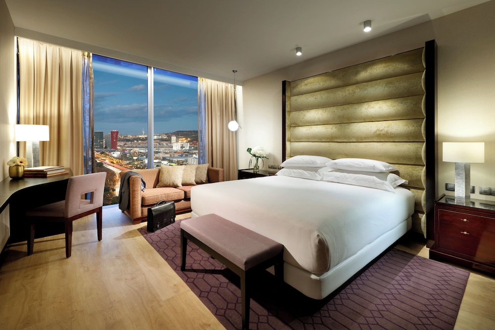 غرفة بسرير كينج بإطلالة على المدينة، Hyatt Regency Barcelona Tower 2/8