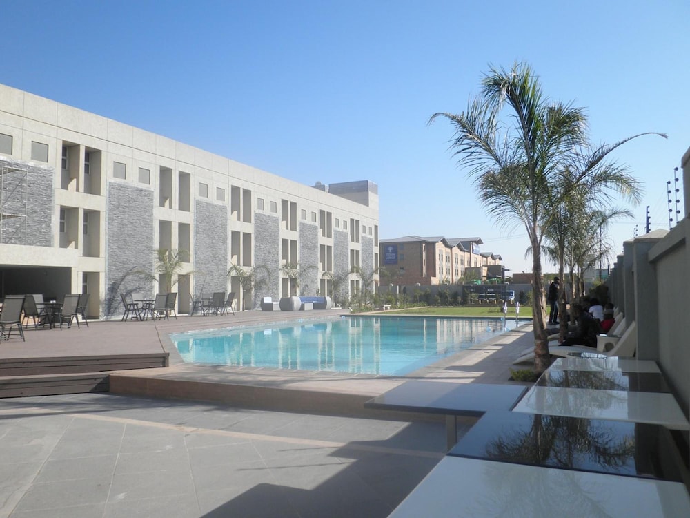 Aquarian Tide Hotel 3/44