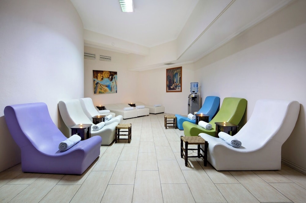 Larissa Inn 21/50