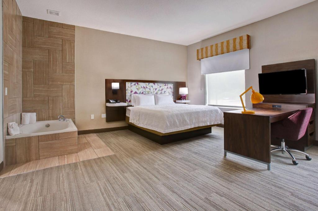 STUDIO, SUITE, KING BED, JETTED TUB