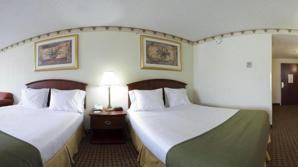 Holiday Inn Express & Suites North East 21/53